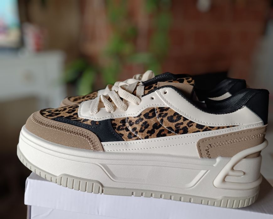 Tênis compensados camel e animal print 
N40
