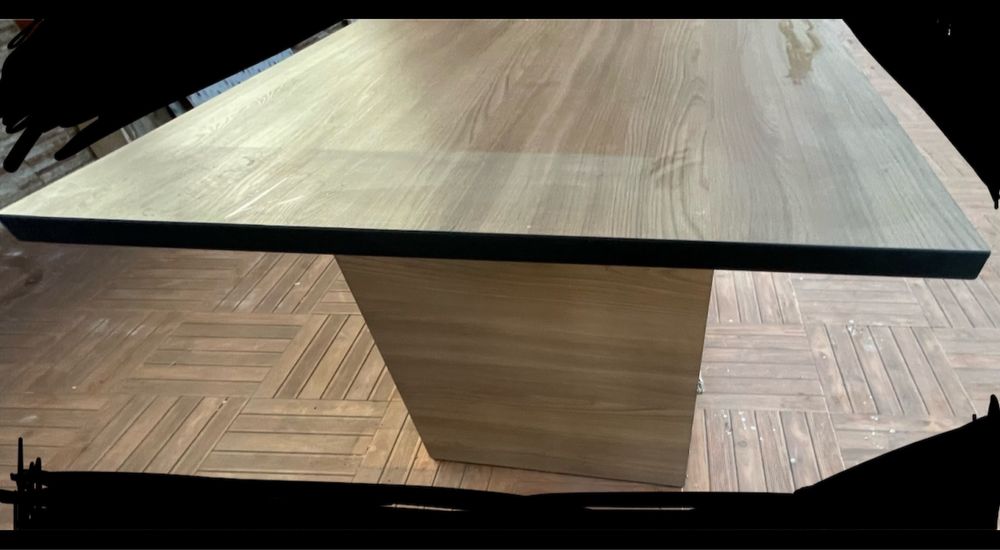 Mesa de madeira de jantar ou reuniões