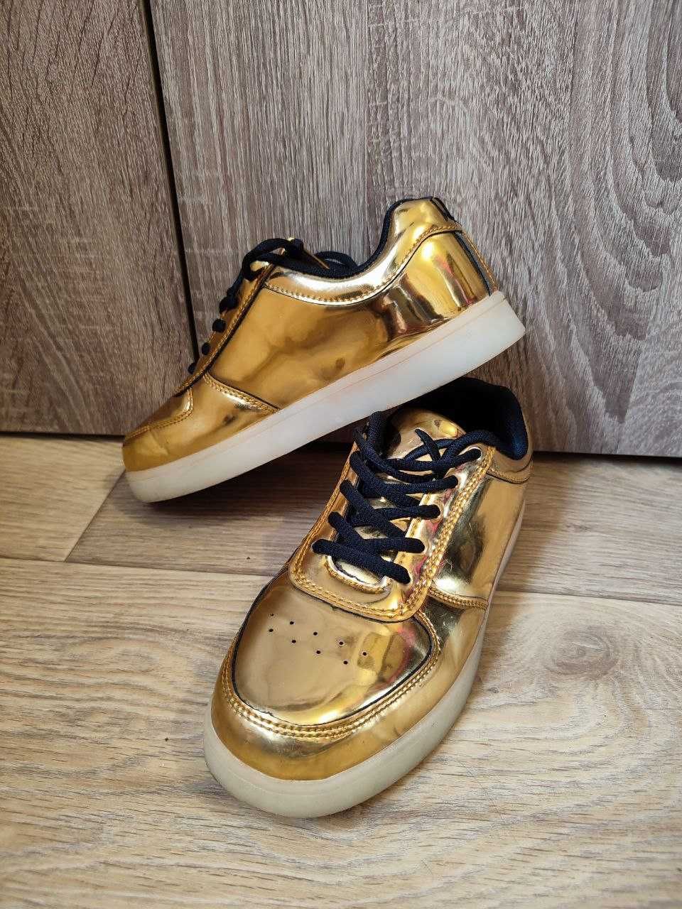 Кроссовки стильные золотые, от французского бренда, размер 36