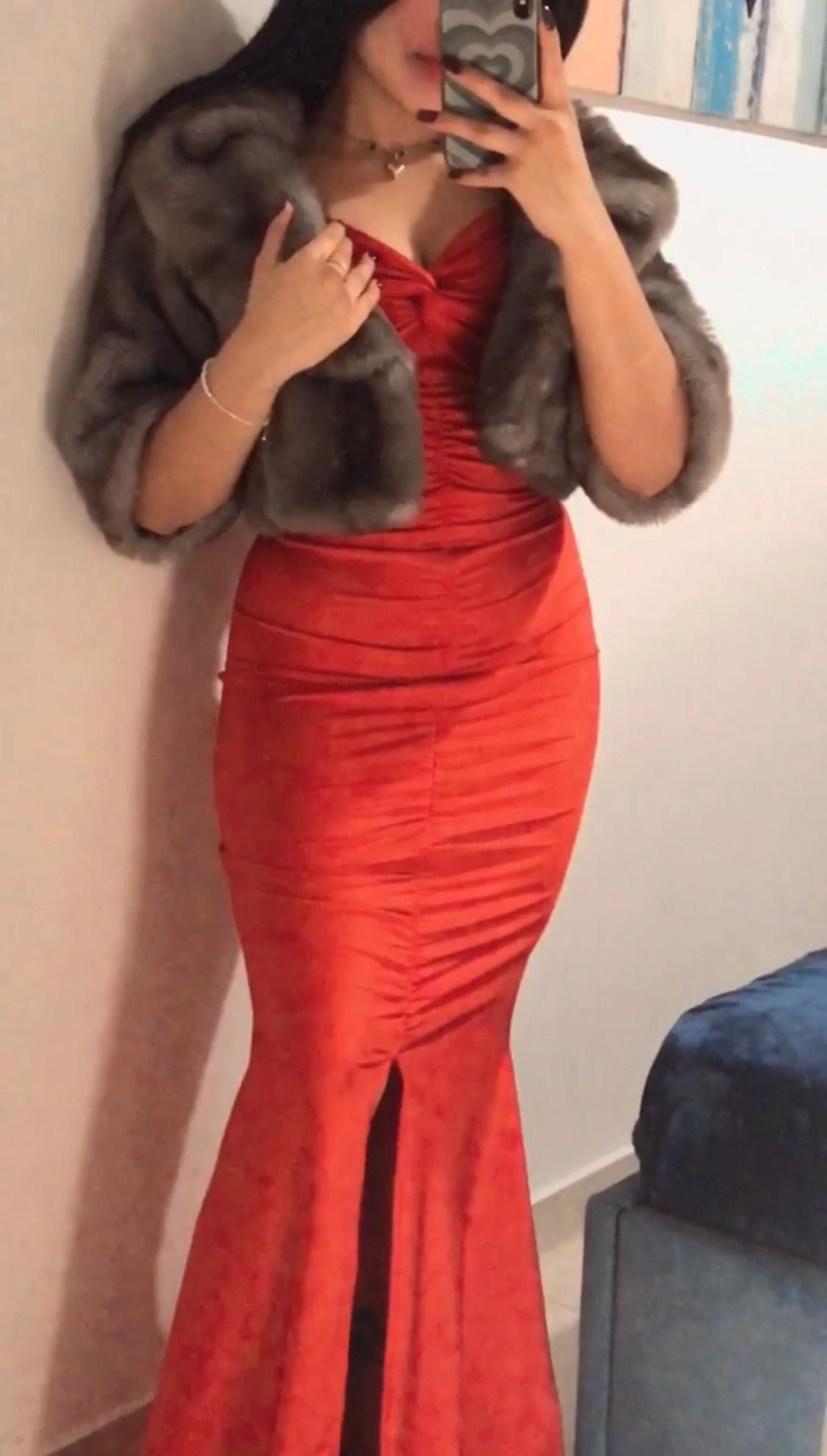 Vestido vermelho+salto+casaco de pelo