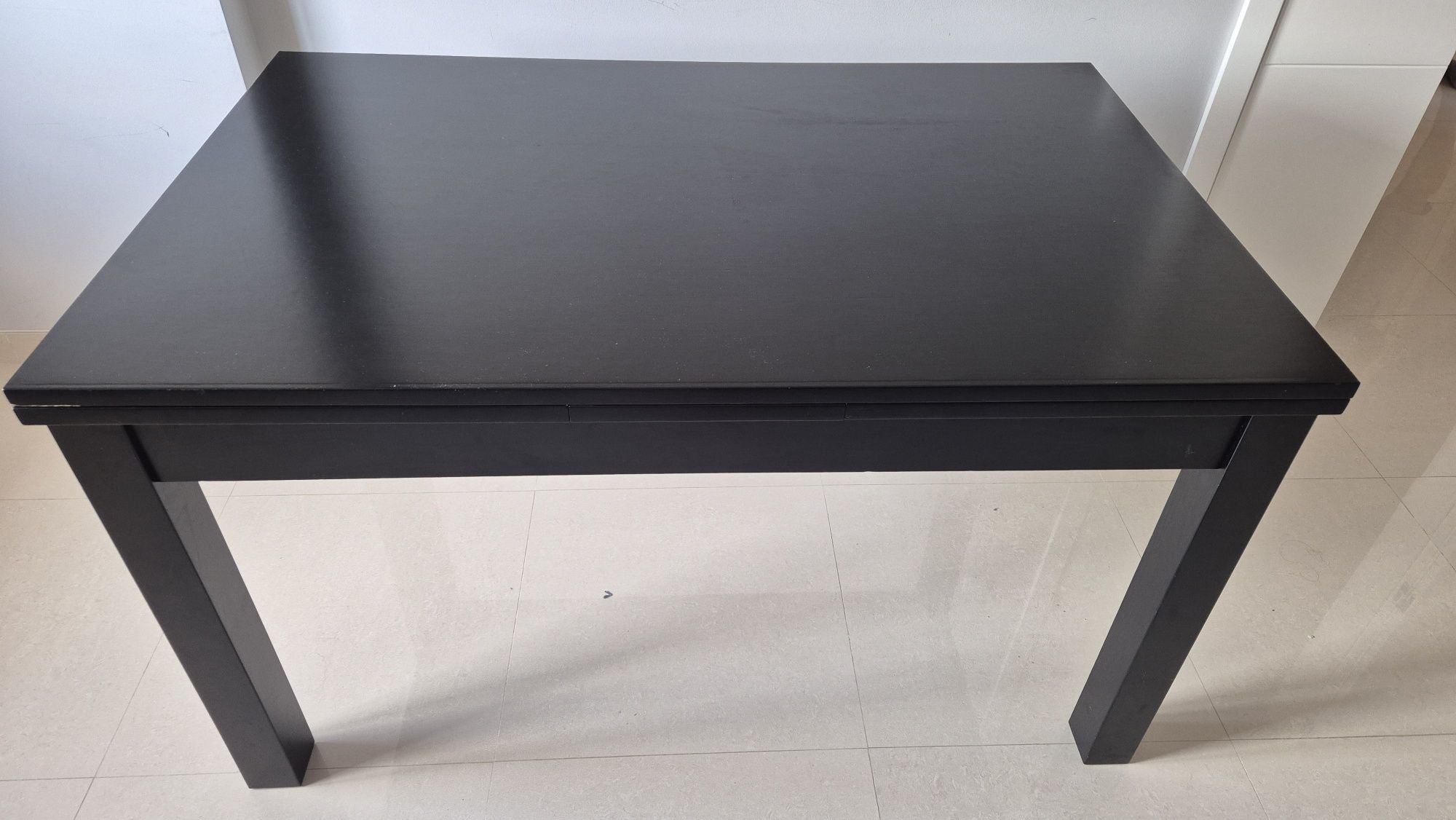 Mesa em madeira com 6 cadeiras