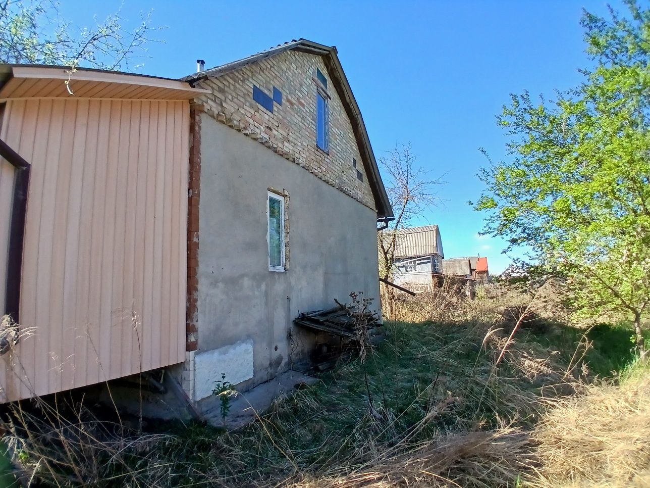 Дача з ділянкою 10 соток.