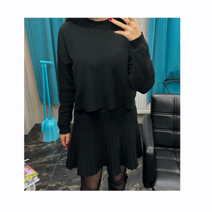 Жіночий чорний трикотажний костюм зі спідницею