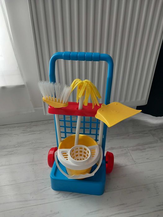 Zabawkowy zestaw sprzątający. Nowy.