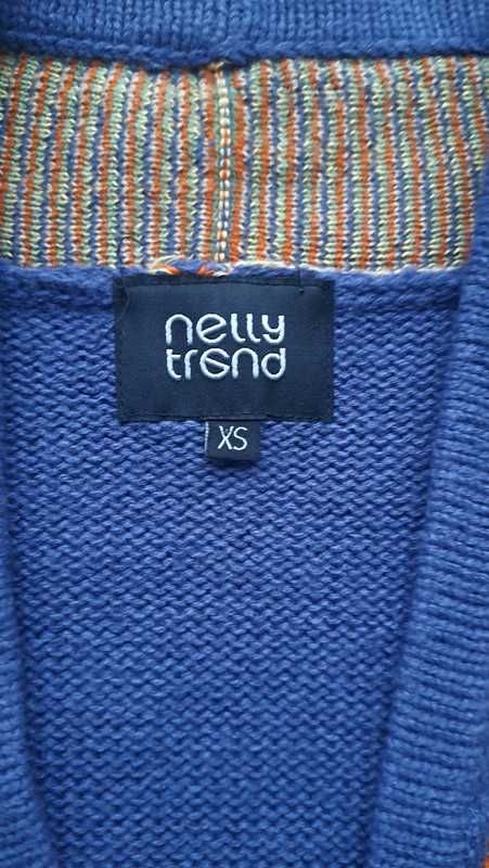 Niebieski sweter z paskiem w stylu vintage skandynawski wzór