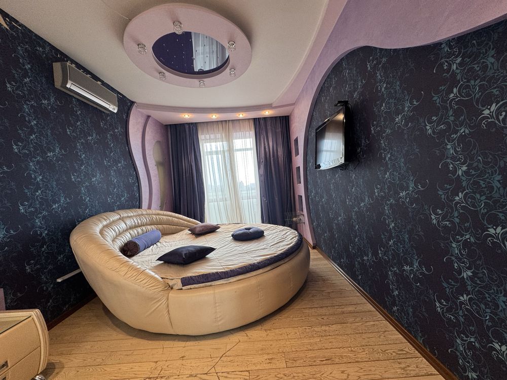 Продам 3 комн. квартиру 103м2 м.Защитников Украины,ул.Сомовская,12Б