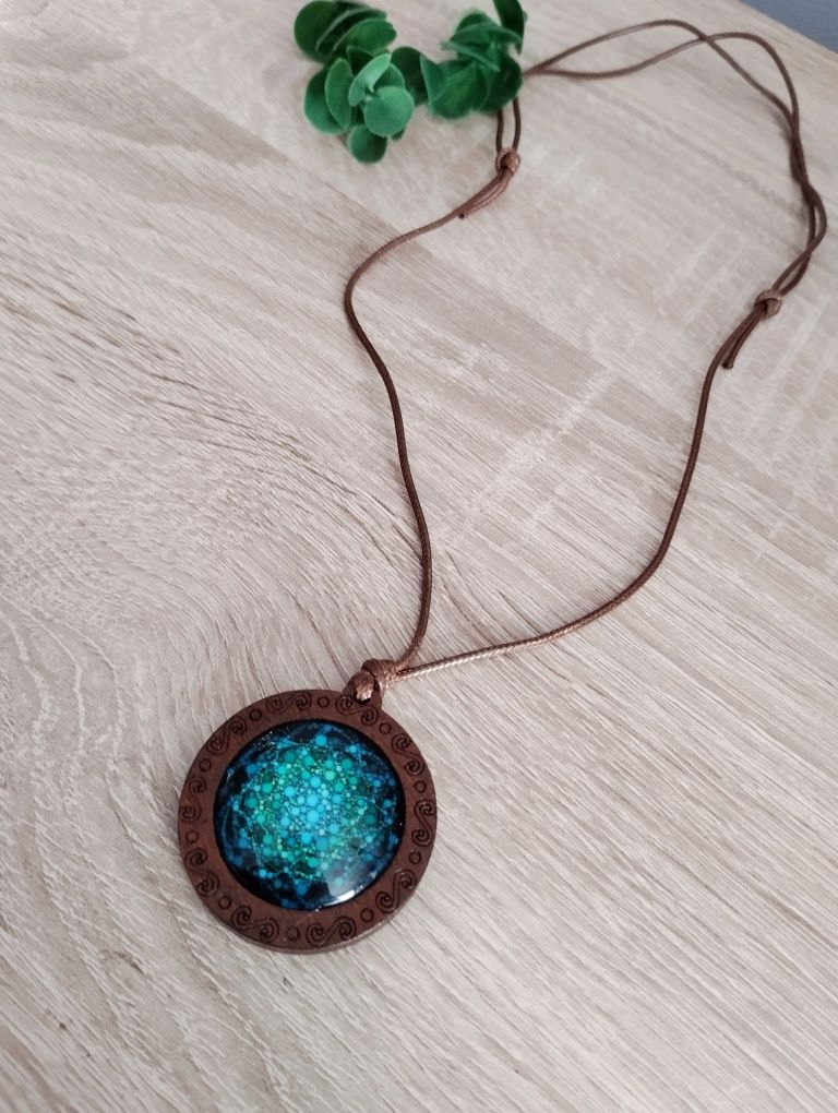Piękny naszyjnik z lekkim drewnianym wisiorkiem mandala boho etno