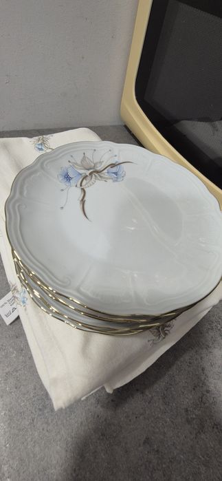 6 pratos pequenos de porcelana