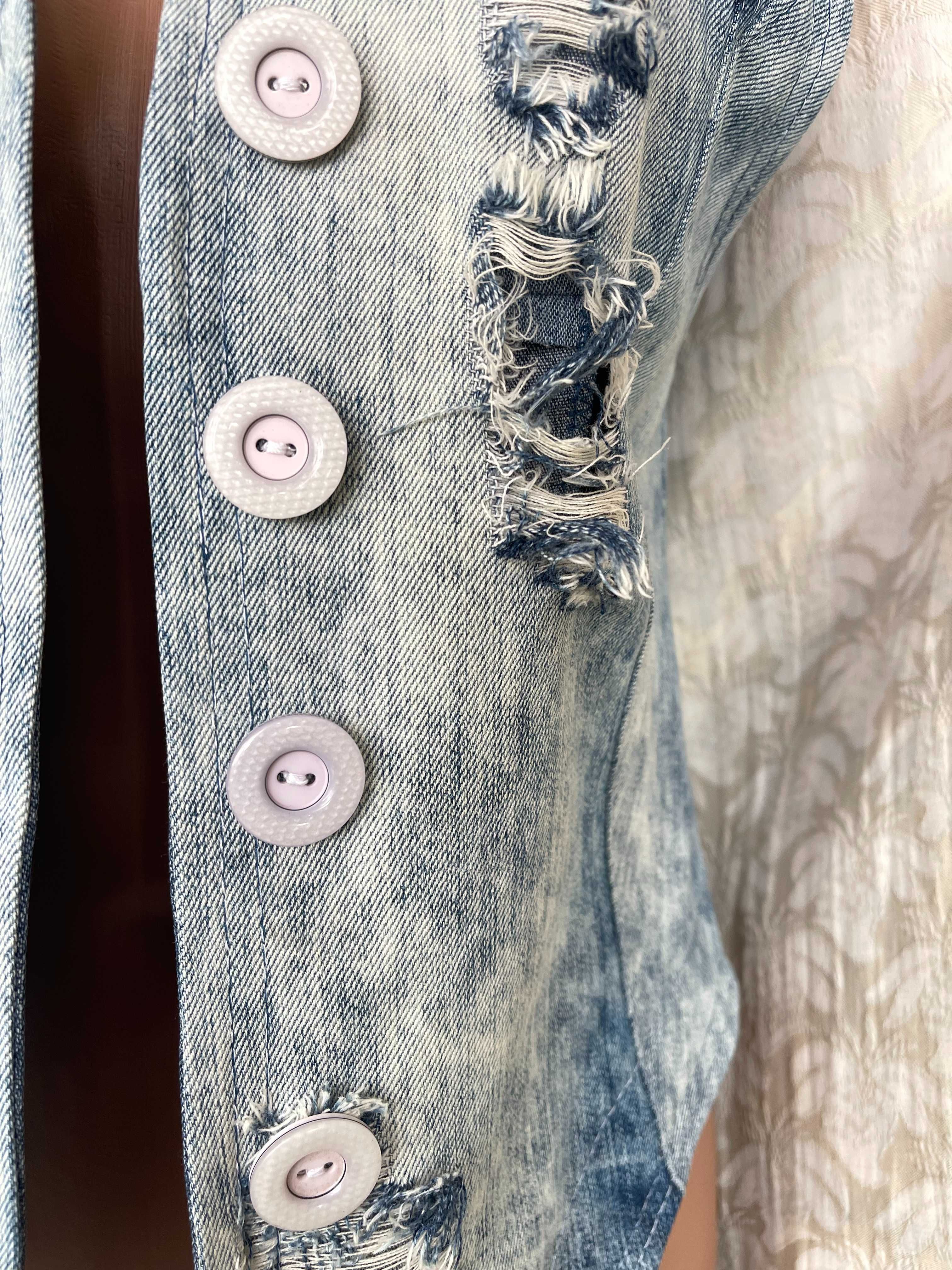 Стильный рваный джинсовый жилет