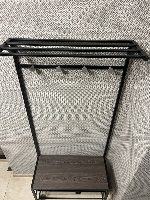 Вішалка з полицями для взуття, верхнього одягу, та головних уборів.