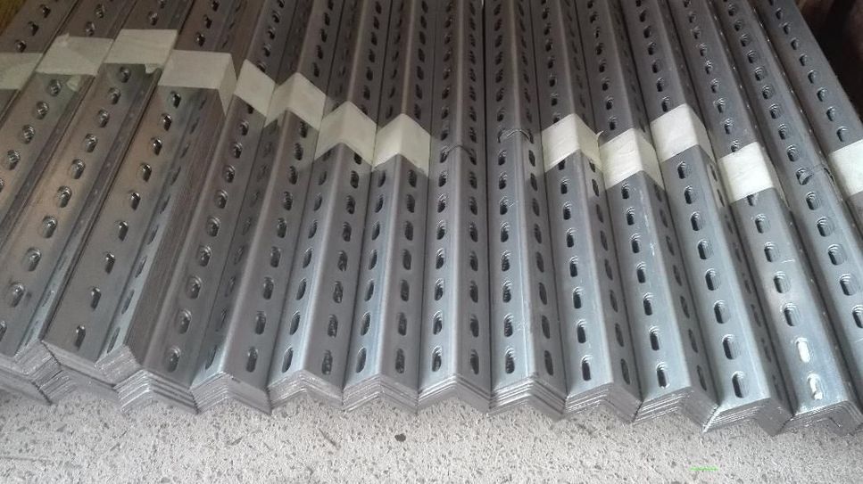 Kątownik perforowany 35x35x2mm OCYNK - 10,50 zł /1 MB. NETTO