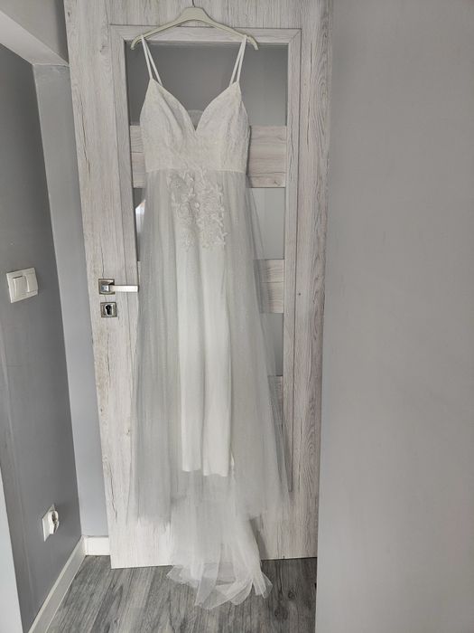 Romantyczna koronkowa suknia ślubna z dekoltem w kształcie litery V,