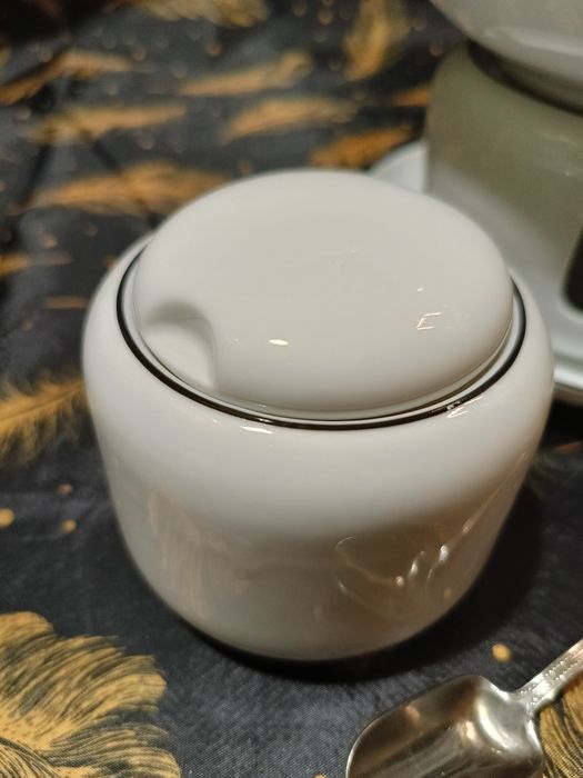 Porcelanowy imbryk z podgrzewaczem oraz cukierniczka