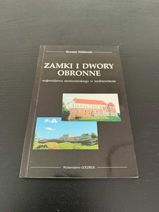 Zamki i dwory obronne województwa sandomierskiego w średniowieczu