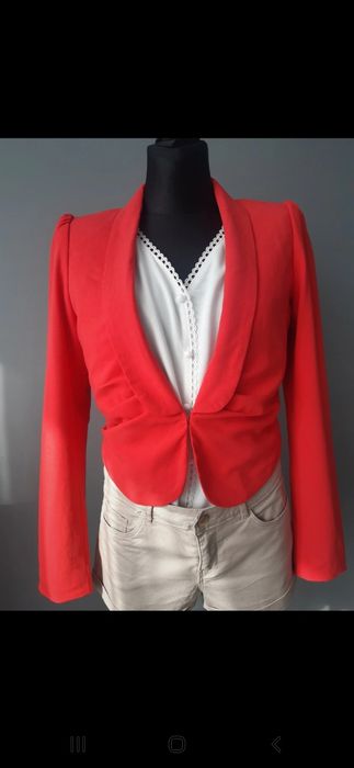 Koralowy żakiet bolerko