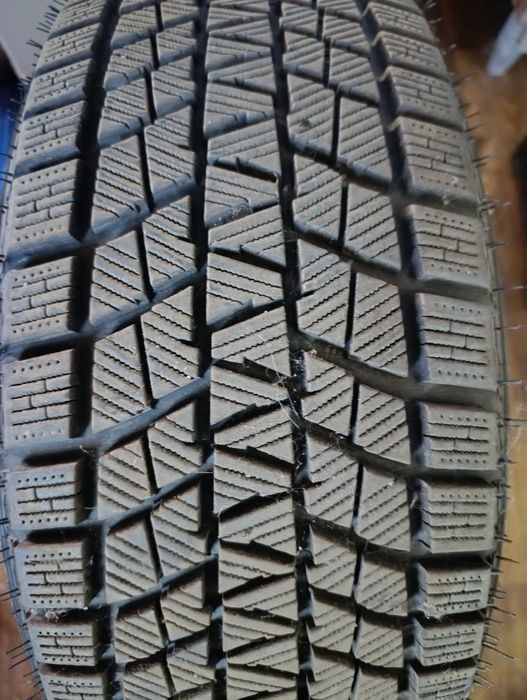 Продам две зимние покрышки 205/55R16