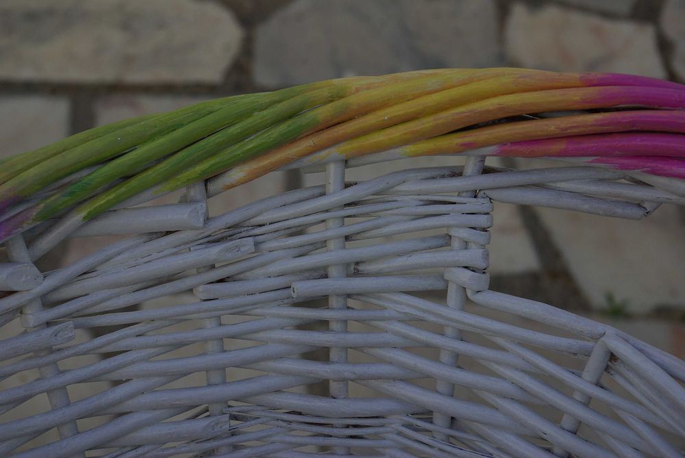 Cesta de vime renovada. Decorada. Pintada e envernizada