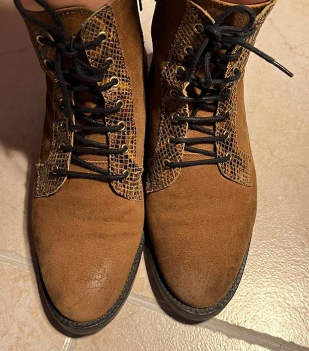 Botins em pele castanhos