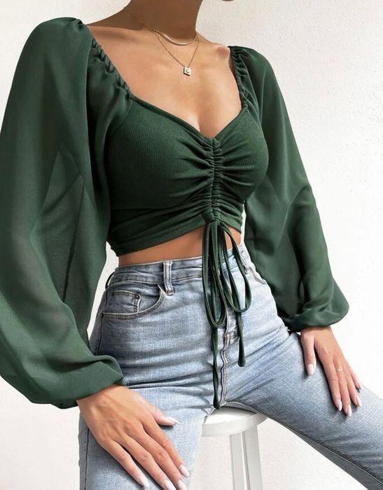 Top z wiązaniem i szerokimi rękawami