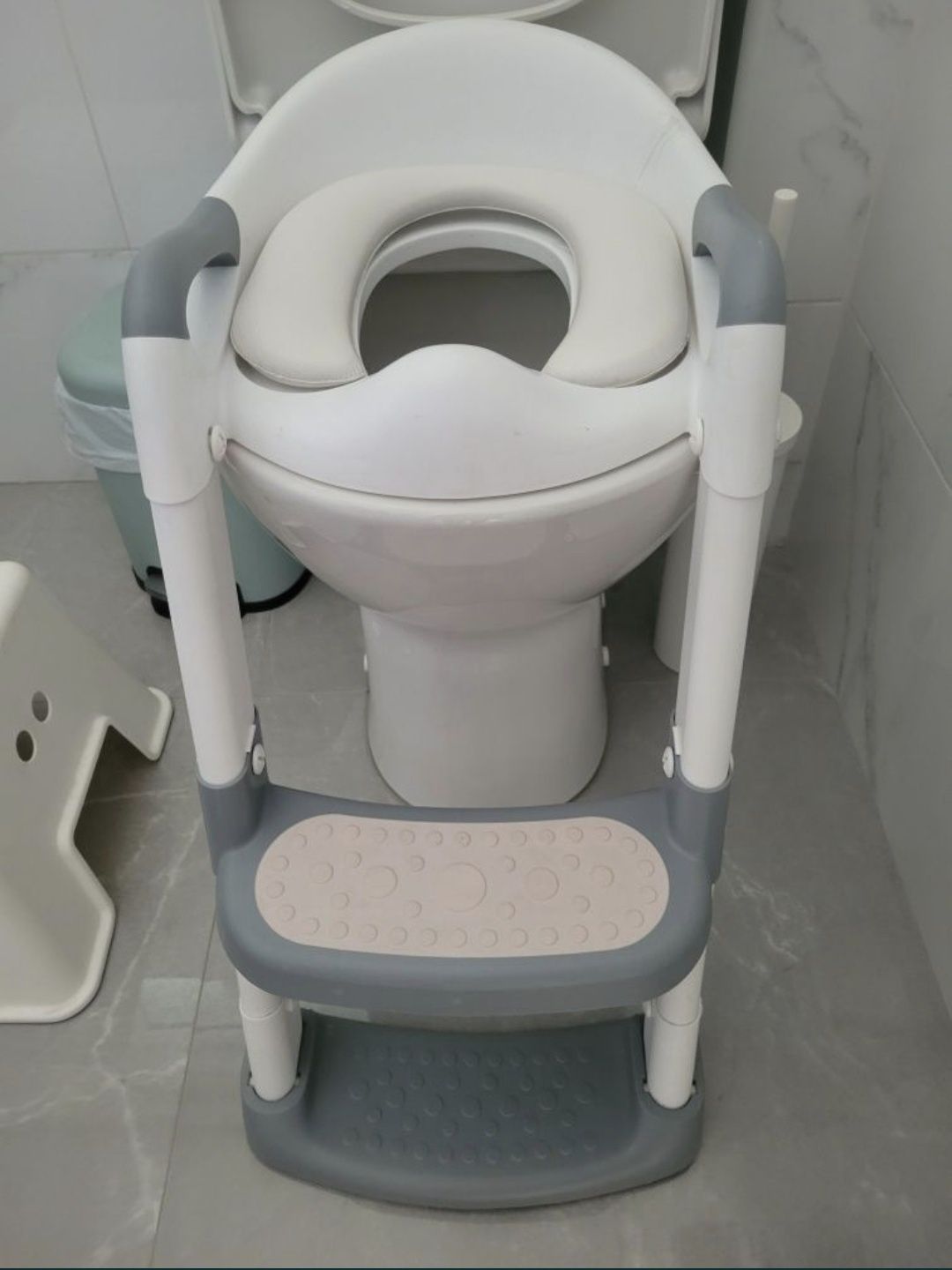 Adaptador redutor de WC para crianças com escada.