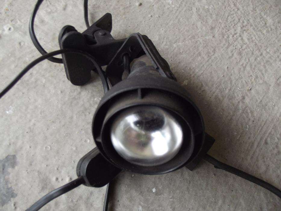 Projector amovível com mola de fixação.