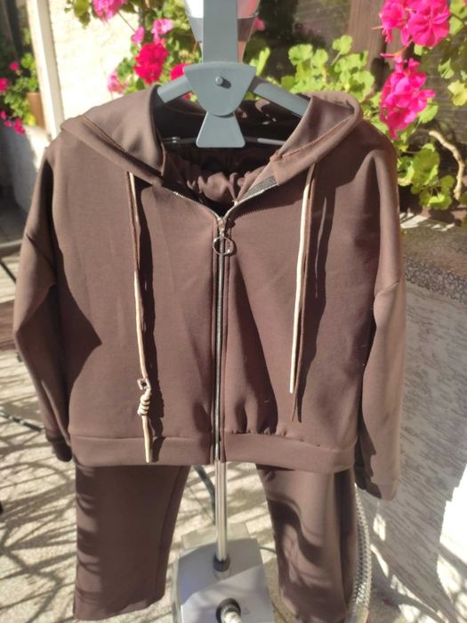 Dres w kolorze brązowym