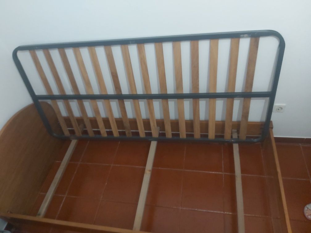 Cama de solteiro com estrato e colchão