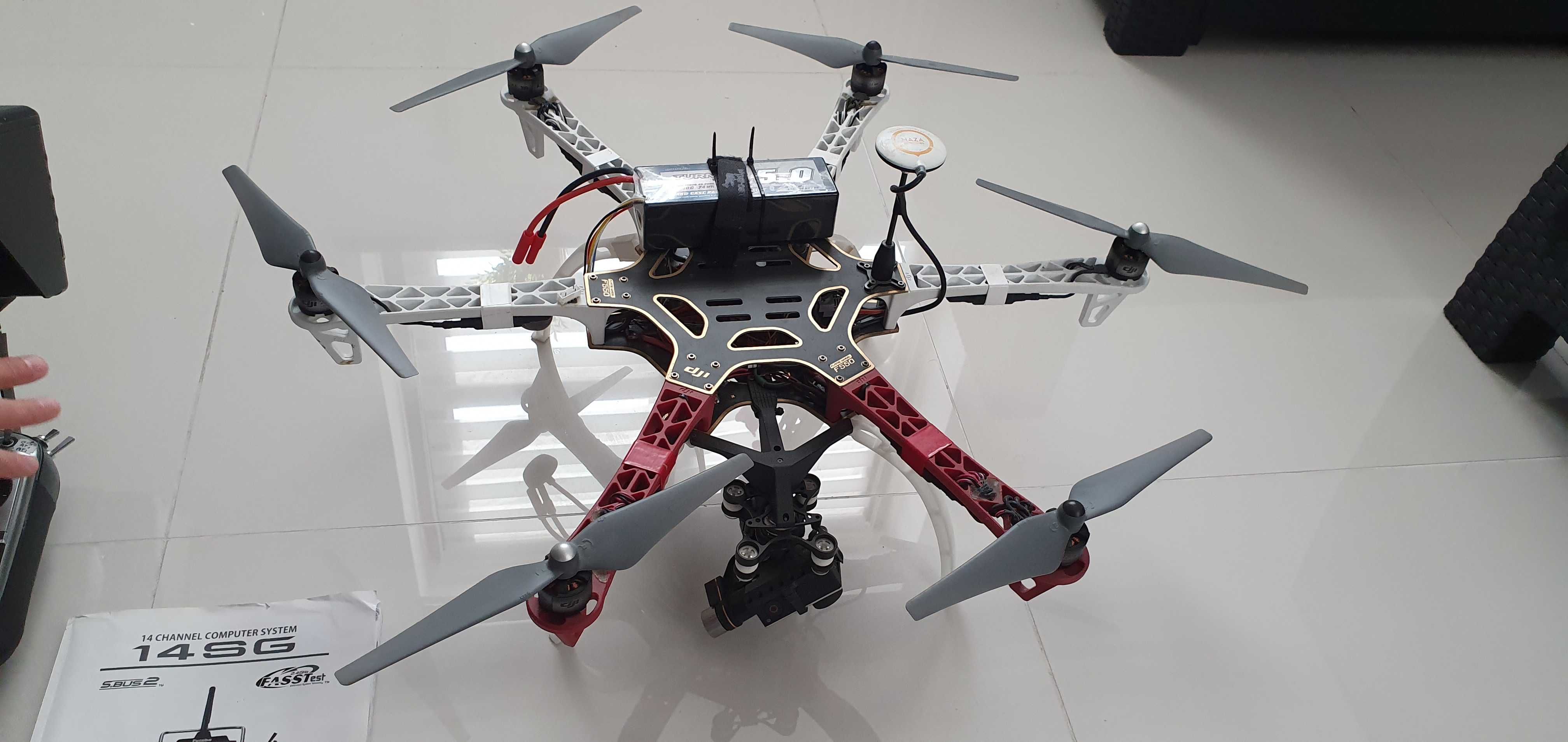 Duży Dron z Radiem , kamerą GoPro, stabilizator