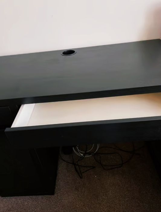 Secretaria Ikea preta com gavetas