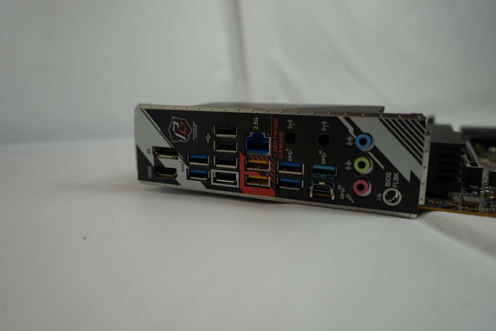 Материнська плата X670E PG Lightning