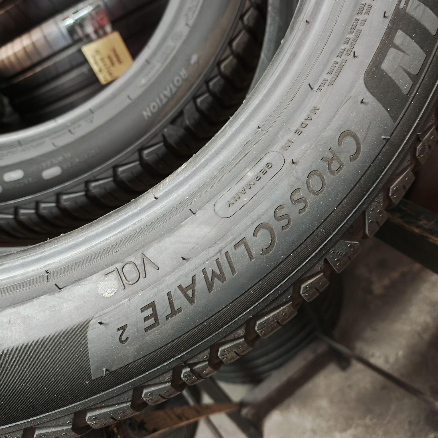 235/50/19 XL Sprzedam parę opon całorocznych Michelin