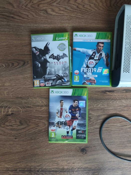 XBOX 360 w kolorze białym z 3 grami i padem