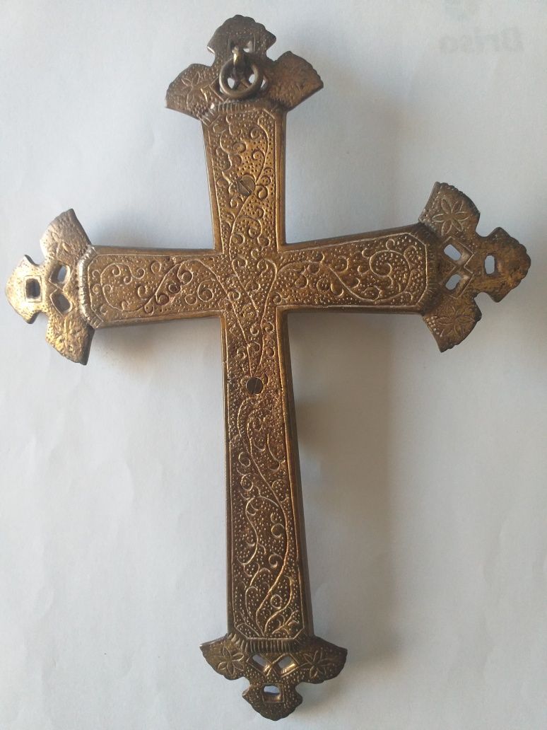 Crucifixo em metal e veludo