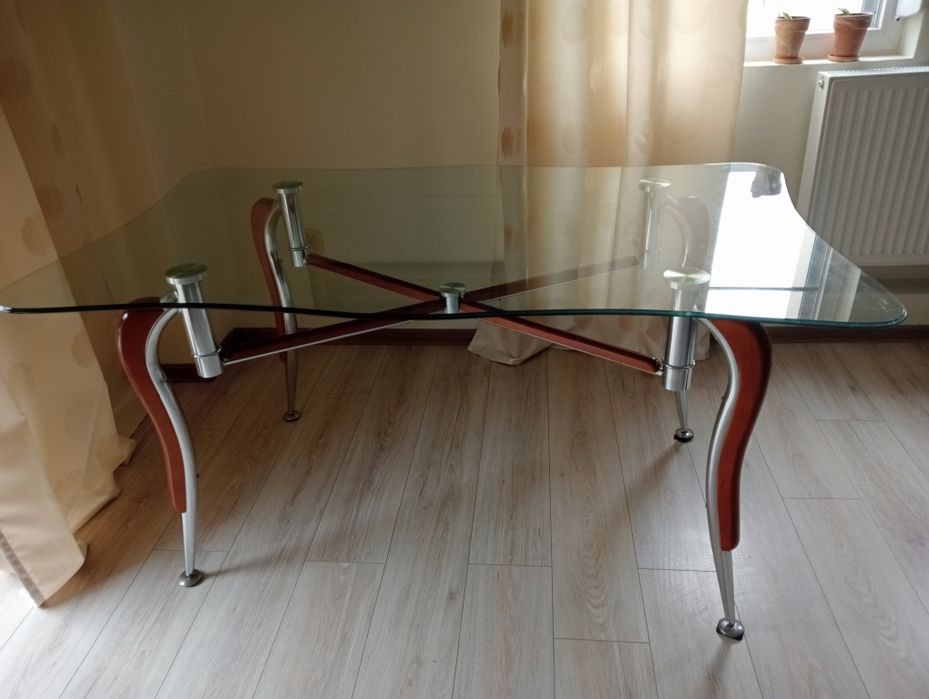 Elegancki stół ze szklanym blatem