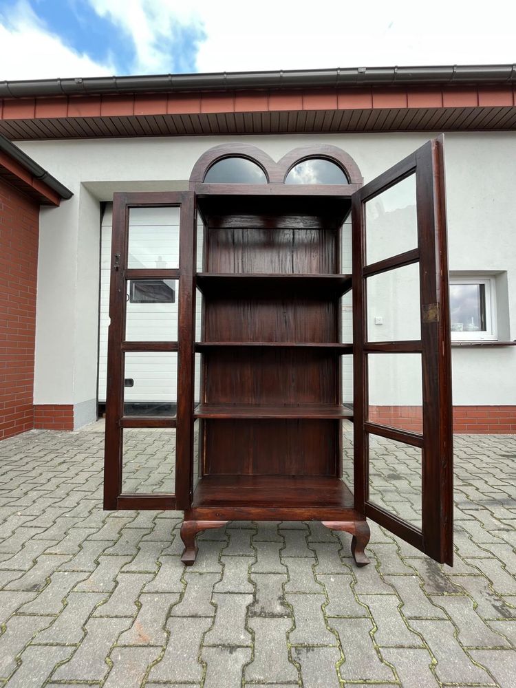 Kolonialna witryna z drewna tekowego