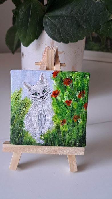 Miły kotka. Obraz namalowany akrylem na płótnie 7×7.  Stoję na sztalud