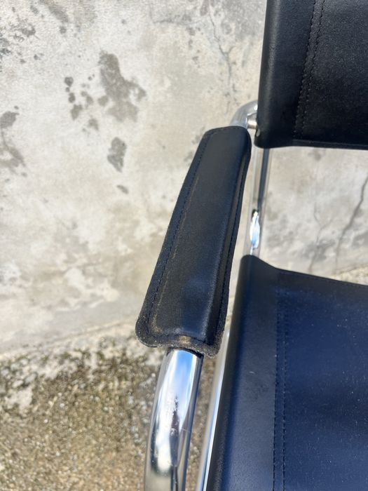 Cadeira vintage estilo Bauhaus em couro preto e estrutura cromada