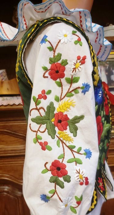 Bluzka do stroju ludowego, ręcznie haftowana na bawełnie