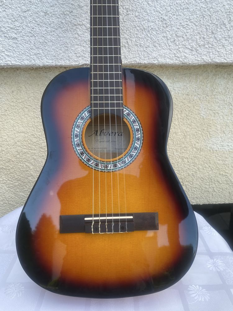 Nowa gitara klasyczna Alvera ACG100 1/2 SB-futerał.