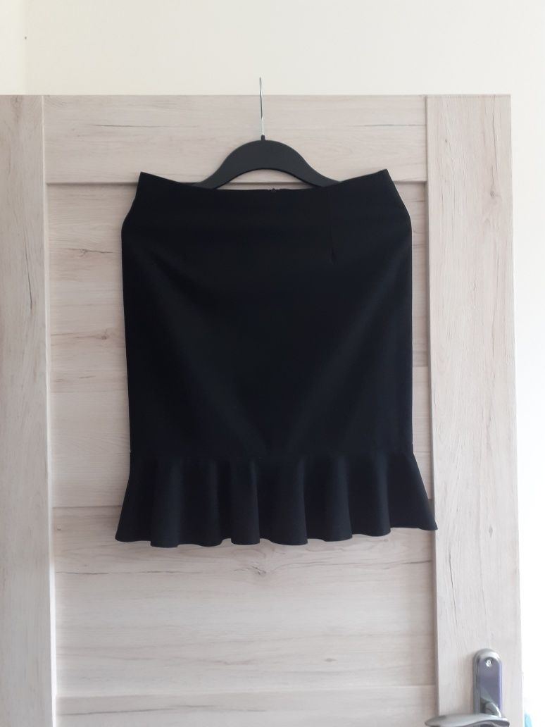 Czarna spódnica z falbaną. Elegancka i kobieca. Mohito - 36