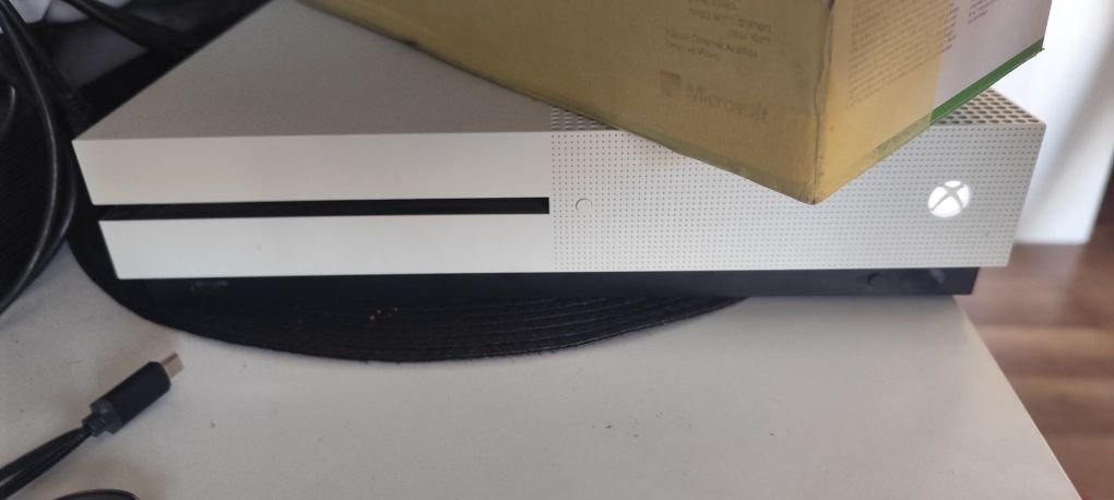 Xbox one s 1tb dwie gry 2pady pudelko