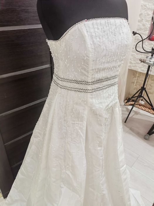 Весільна сукня нова, усипана біссером