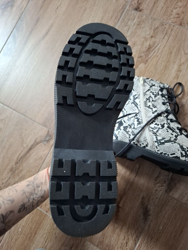 Botki kozaki damskie płaskie we wzór skóry węża Catwalk 41
