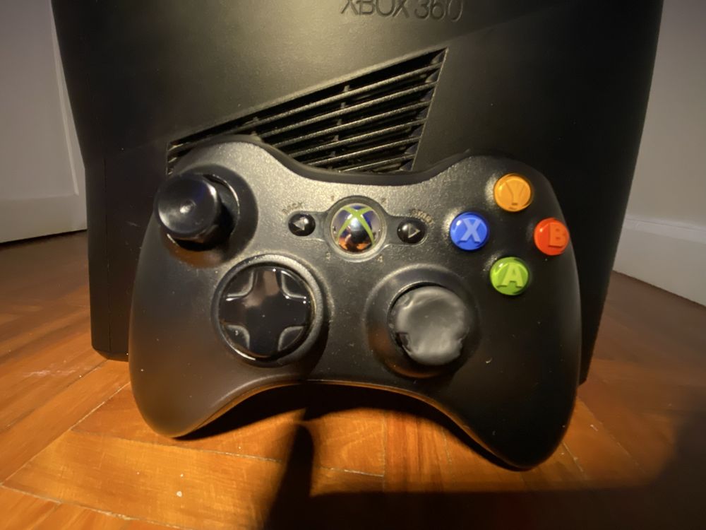 Xbox 360 com 220GB com algumas marcas de uso