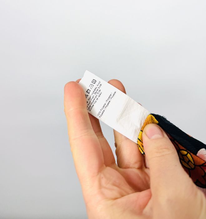 Kombinezon czarny w kwiaty z odkrytymi ramionami M 38 River Island