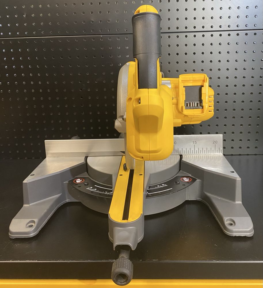 DeWALT DCS777N 54V XR FLEXVOLT Pilarka ukosowa 216 mm