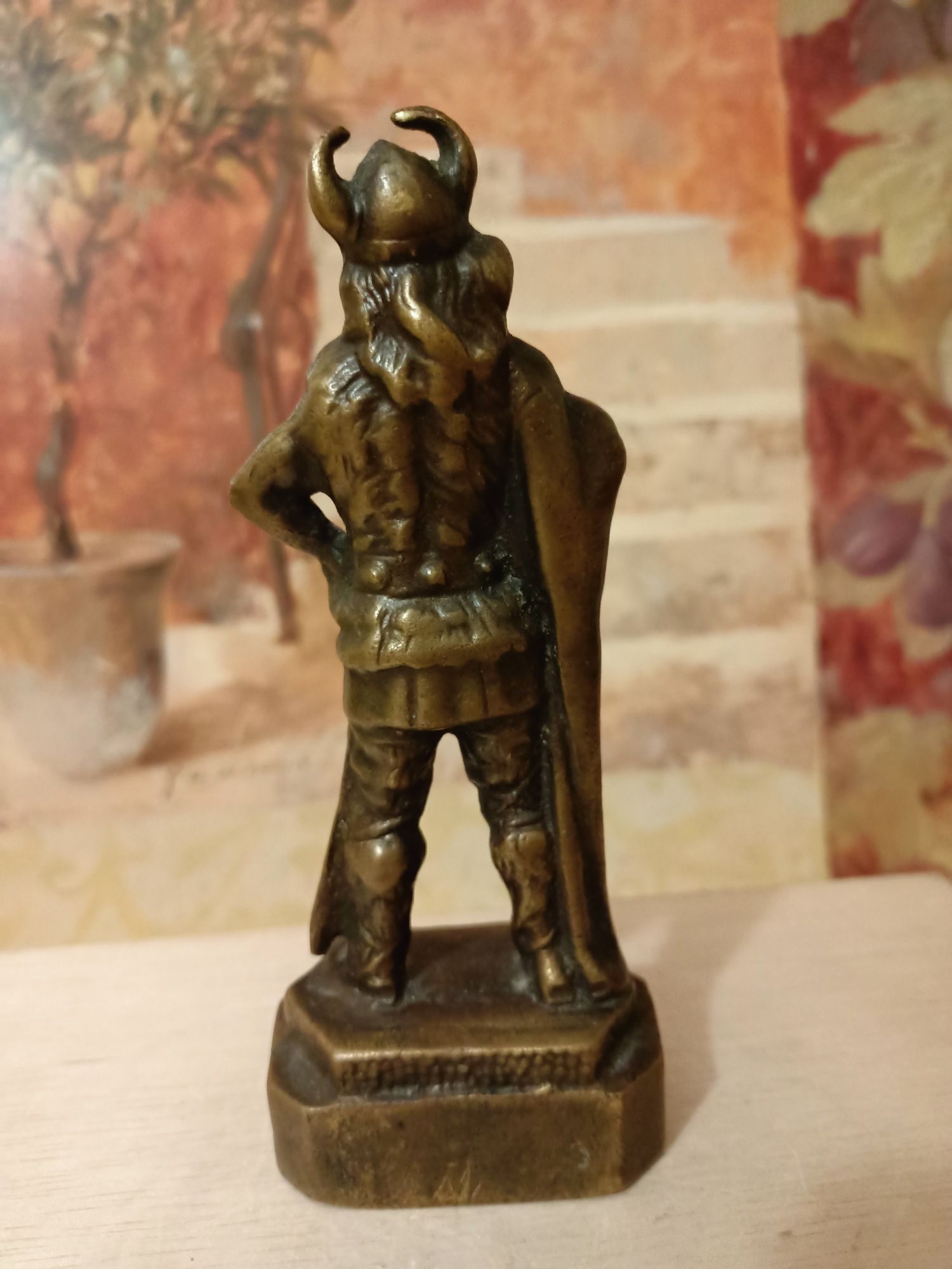 Dawna rzeźba, figura Wikinga z mosiądzu.
