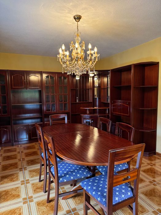 Mobília de sala de jantar completa