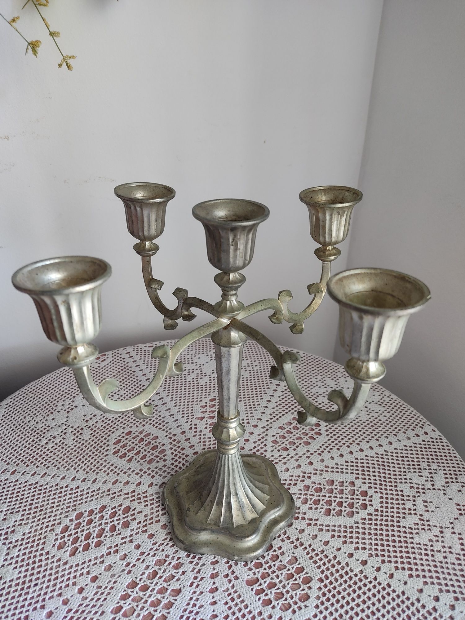 Candelabro em cor prata com 5 suportes