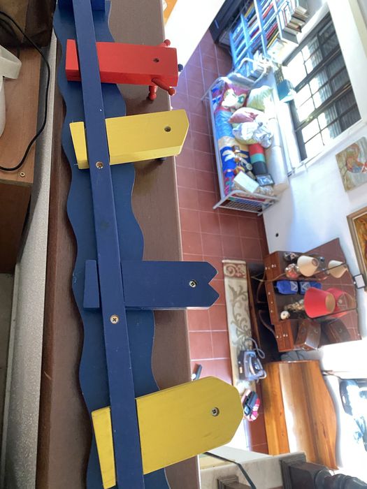 Cabide em madeira pintada para crianca